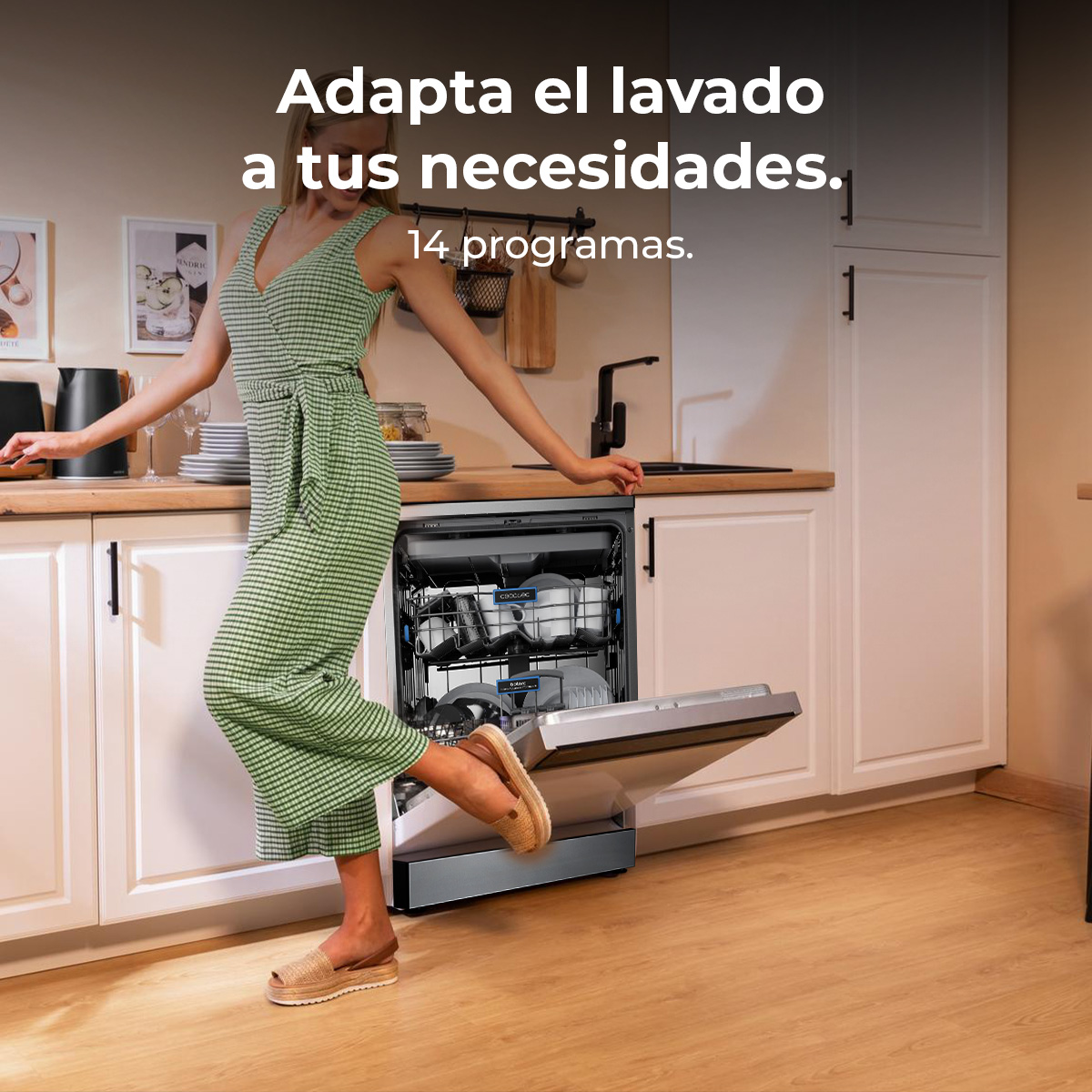 Kobieta w zielonej sukience opiera się o zmywarkę. Otoczenie kuchni. Tekst: Dostosuj mycie do swoich potrzeb, 14 programów.
