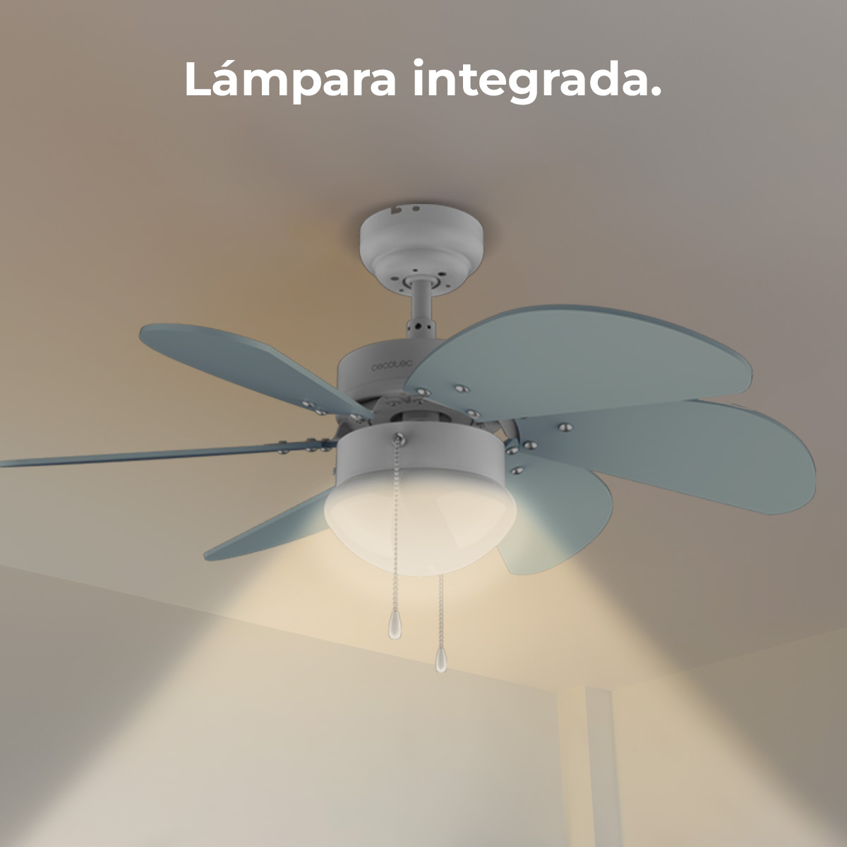 Wentylator sufitowy z wbudowanym światłem. Wentylator ma szare łopaty i biały silnik. Światło jest włączone, oświetlając pomieszczenie.