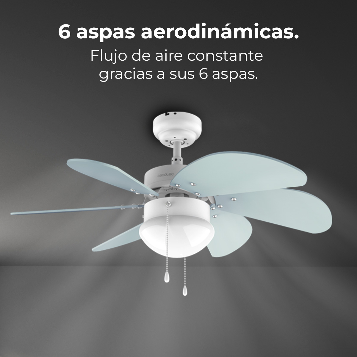 Biały wentylator sufitowy z sześcioma błękitnymi łopatkami jest zamontowany na szarym suficie. Wentylator ma światło i łańcuch.