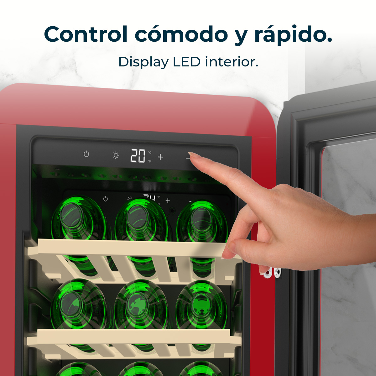 Una mano regola la temperatura su un refrigeratore per vini. Il refrigeratore è rosso con bottiglie all'interno. Un display mostra la temperatura.