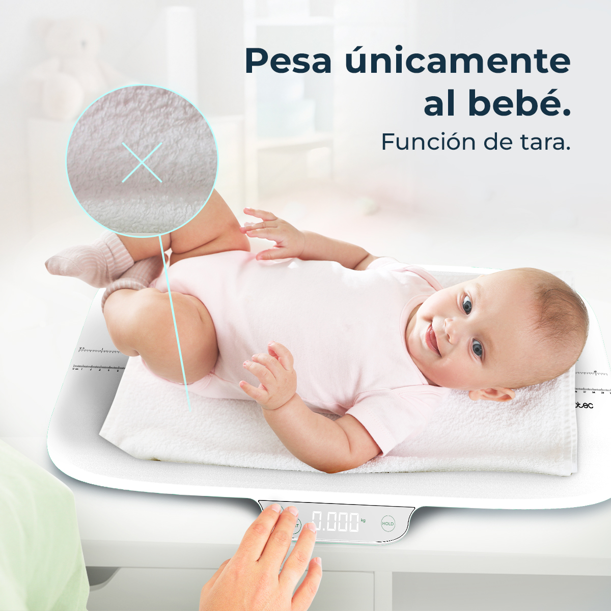 Un bebé acostado en una báscula. Una mano presiona un botón, la pantalla muestra 0.000 kg. El texto dice 'Pesa solo al bebé'.