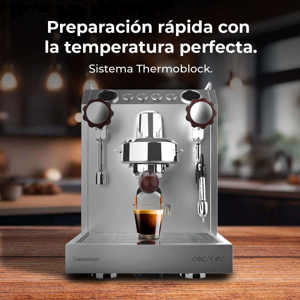Eine silberne Espressomaschine brüht Kaffee in eine Glastasse. Im Hintergrund ein Holztisch und eine verschwommene Küche.