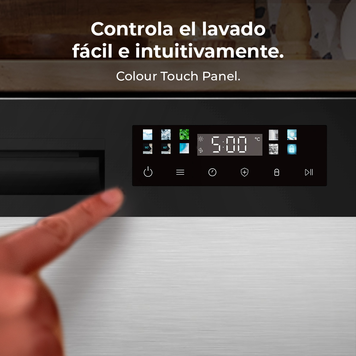 Una mano indica un pannello touch che mostra 5:00, con icone. Il testo sopra recita: Controlla il lavaggio in modo facile e intuitivo.