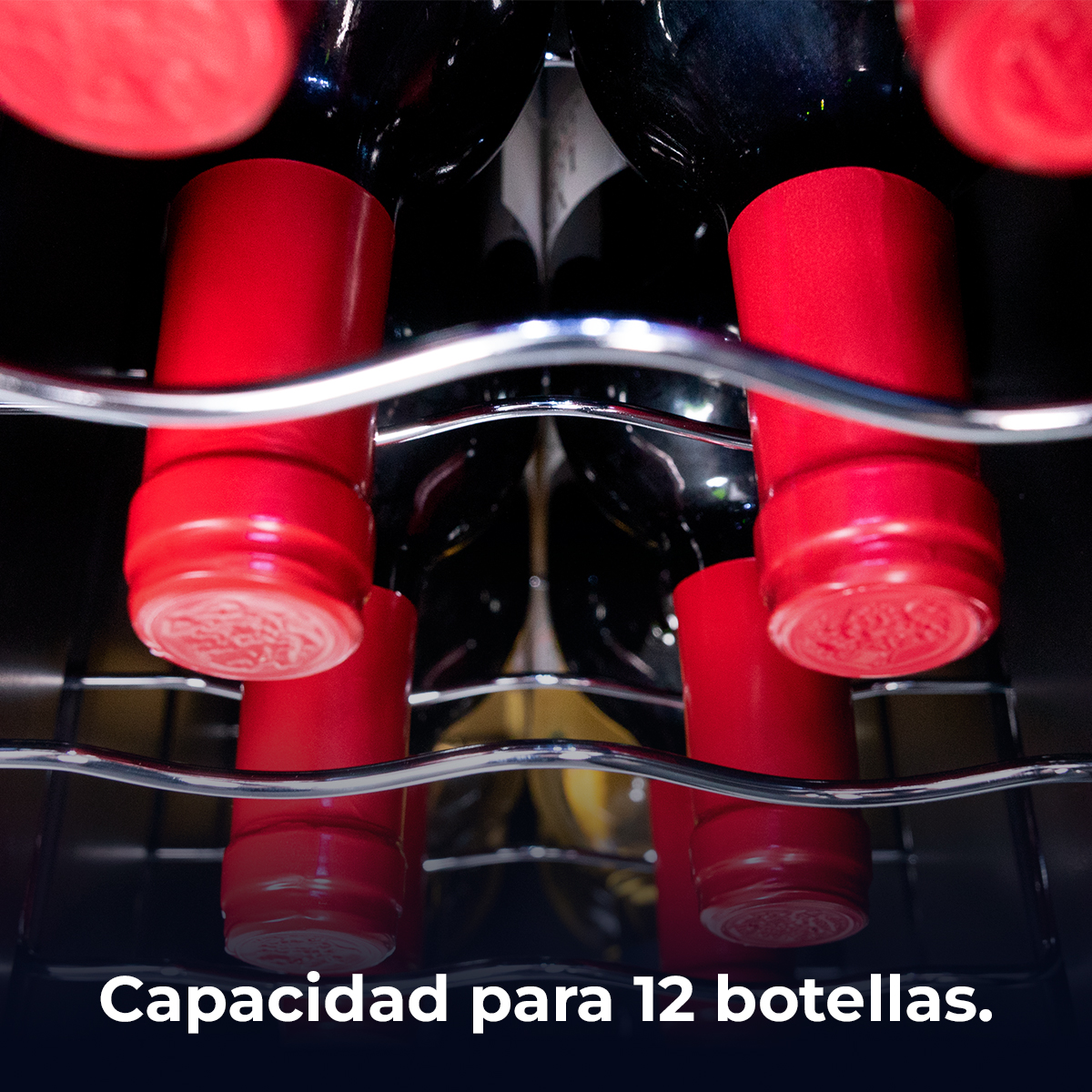 Butelki wina z czerwonymi zakrętkami w stojaku na wino. Stojak jest metalowy, butelki są ciemne, pojemność 12 butelek.