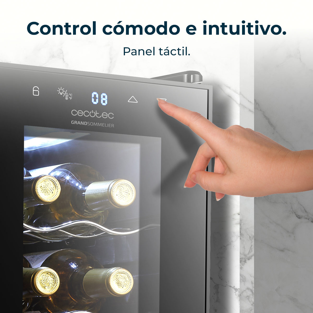 Dłoń wskazuje panel dotykowy na chłodziarce do wina. Wewnątrz widoczne butelki wina. Tło to ściana przypominająca marmur.
