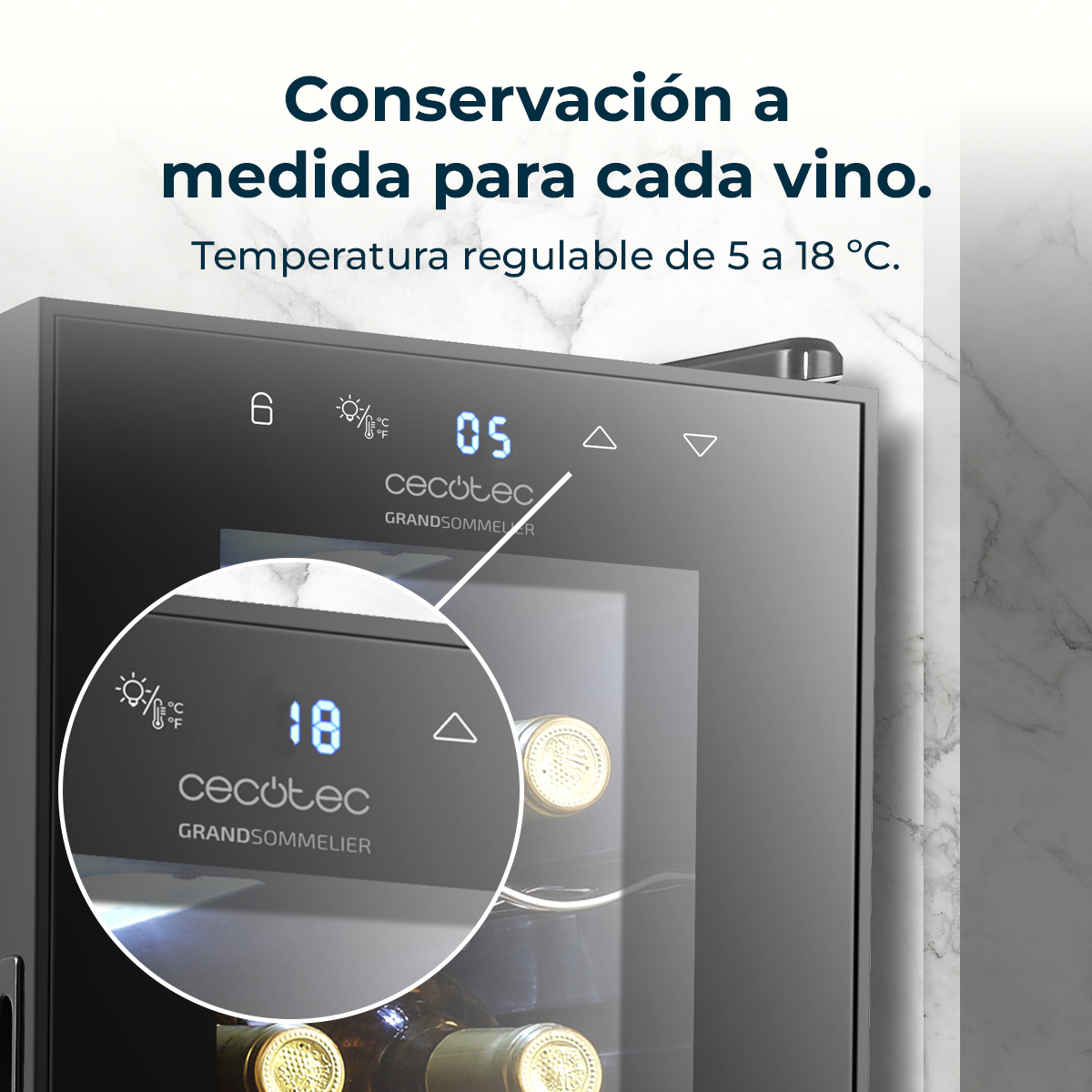 Chłodziarka do wina z cyfrowym wyświetlaczem pokazującym 18 stopni. Chłodziarka jest czarna, z widocznymi w środku butelkami wina. Tekst brzmi 'Cecotec'.