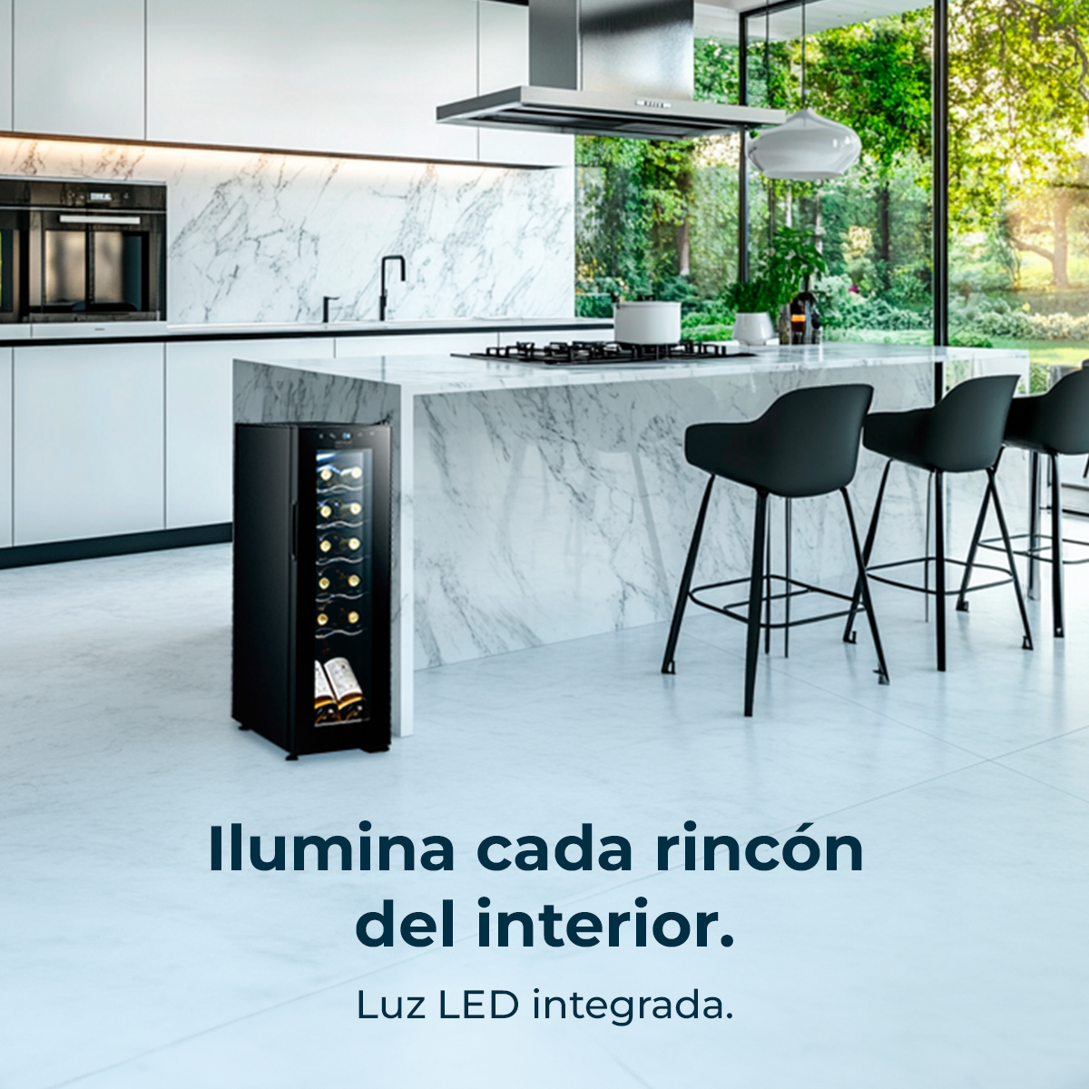 Nowoczesna kuchnia z marmurową wyspą, czarnymi stołkami barowymi, chłodziarką do wina i dużym oknem z widokiem na zieleń.