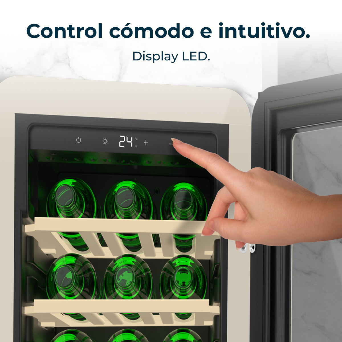 Una mano tocca il pulsante meno sul pannello di controllo di una cantinetta. Il refrigeratore ha ripiani con bottiglie verdi luminose.