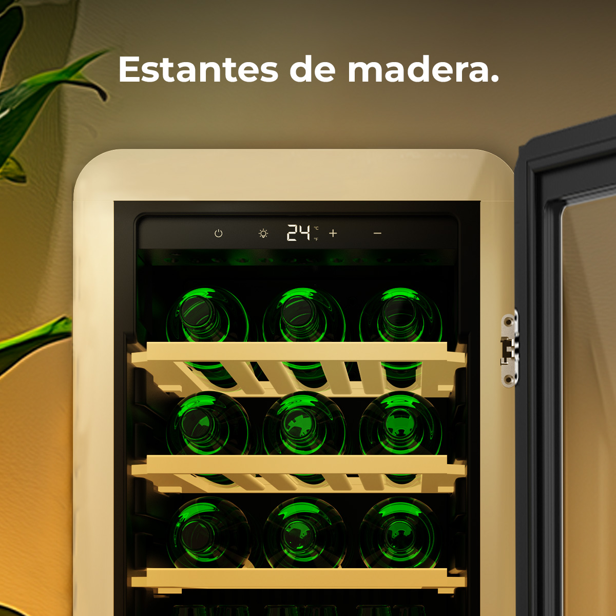 Una cantinetta con bottiglie verdi. La cantinetta ha ripiani in legno e un display digitale. La porta è leggermente aperta.