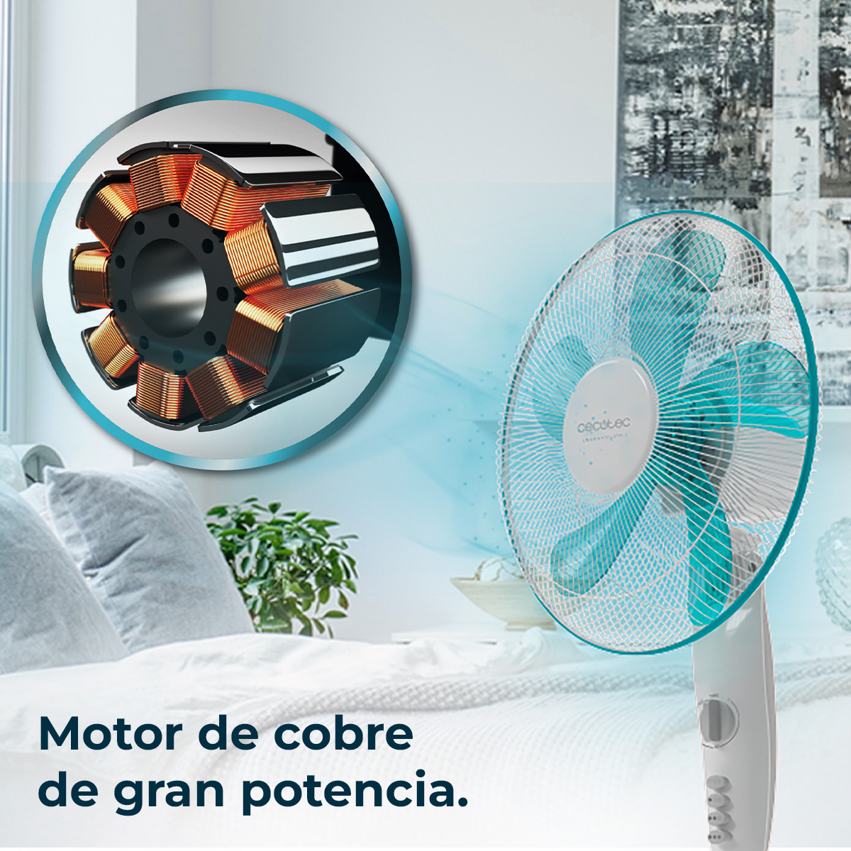 Obraz przedstawia wentylator i szczegół silnika miedzianego. Wentylator ma niebieskie łopaty i białą podstawę. Łóżko i roślina w tle.