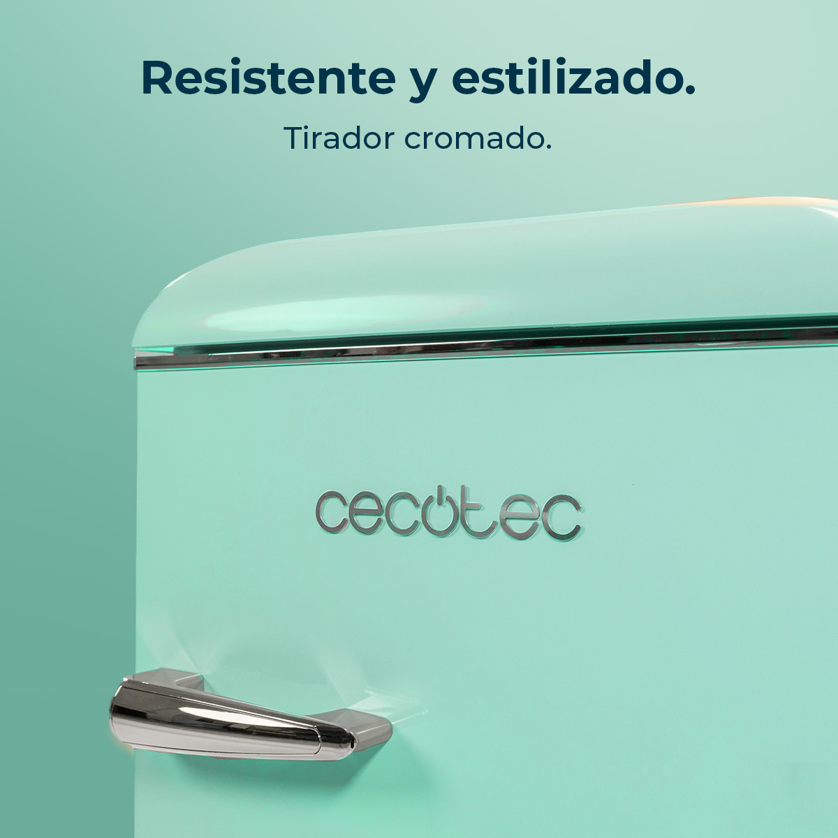 Miętowa lodówka z chromowaną rączką. Wyświetlane jest słowo "Cecotec", a u góry tekst "Resistente y estilizado."