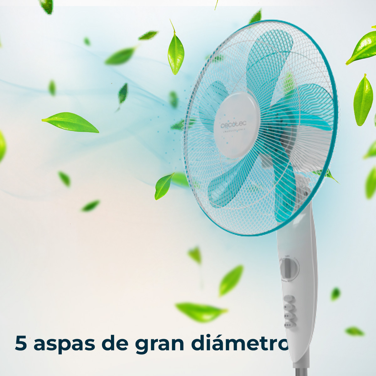 Biało-turkusowy wentylator z pięcioma łopatkami. Zielone liście rozrzucone wokół. Wentylator stoi na białym stojaku.