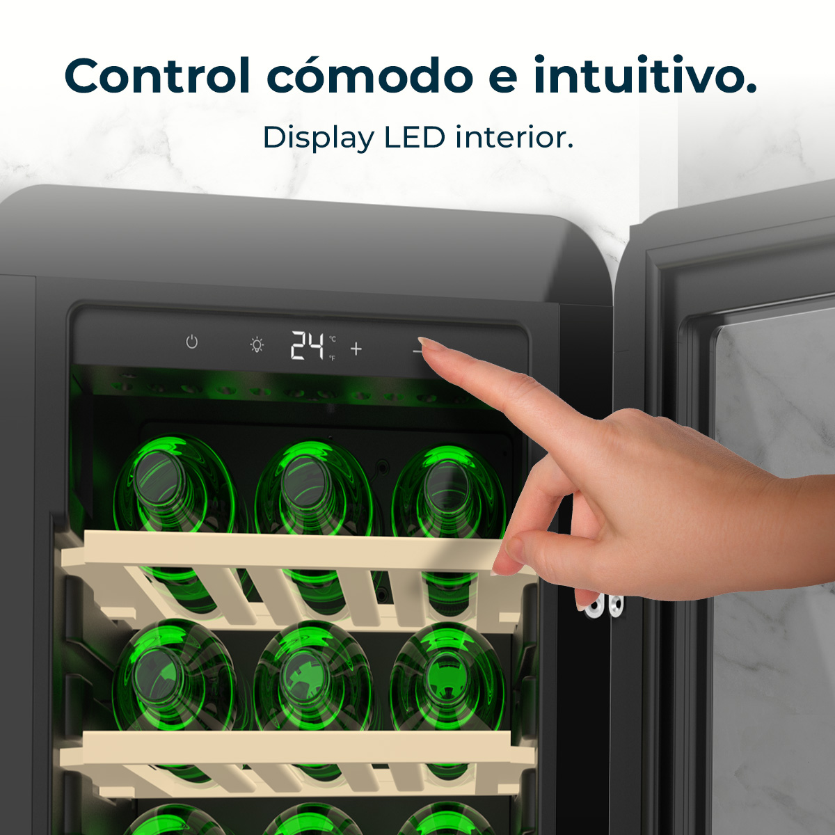 Una mano tocca il pulsante meno sul display di un wine cooler. All'interno, bottiglie verdi su ripiani in legno.