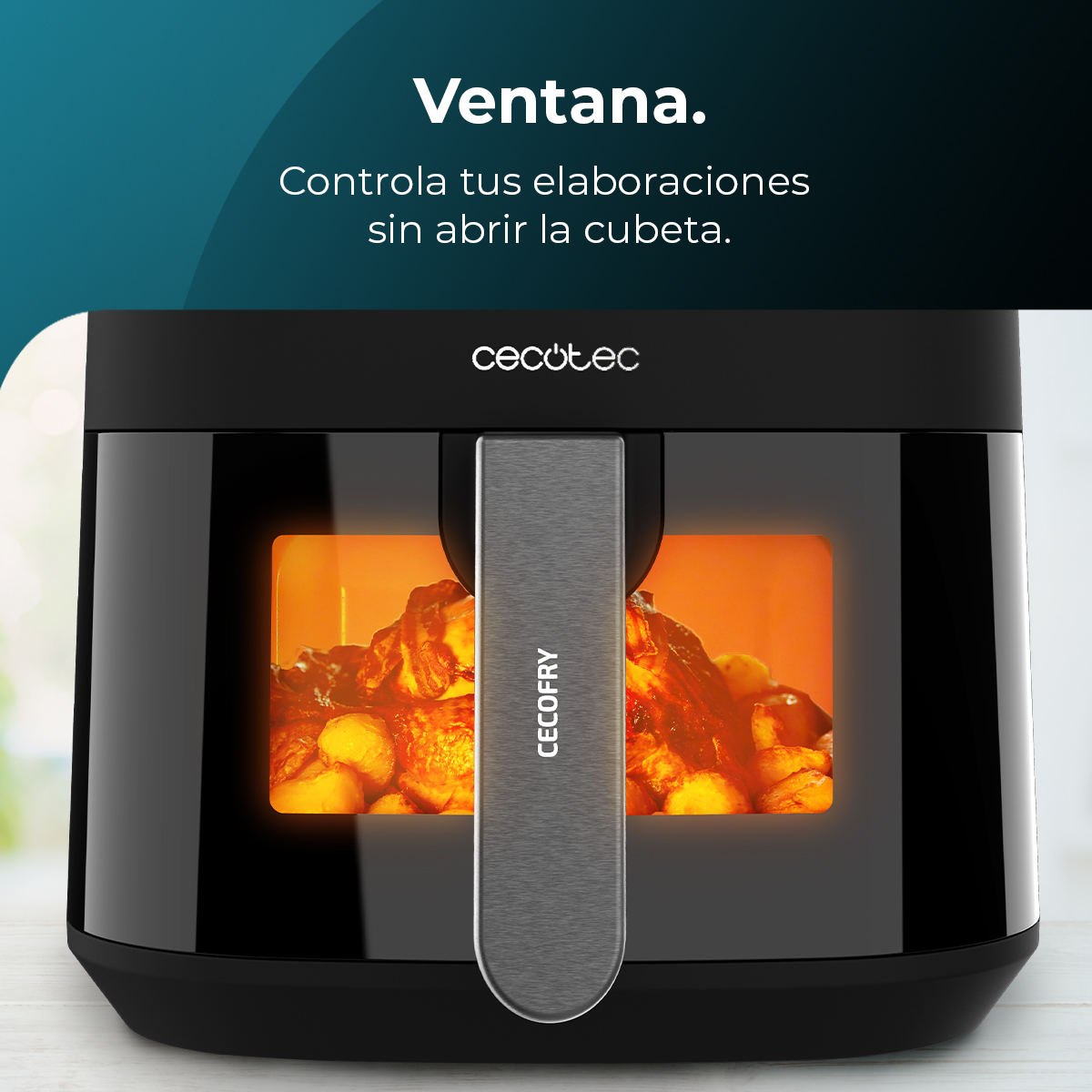 Una freidora de aire negra con ventana transparente. Dentro, se ve comida. La marca 'Cecotec' se muestra en la parte superior.