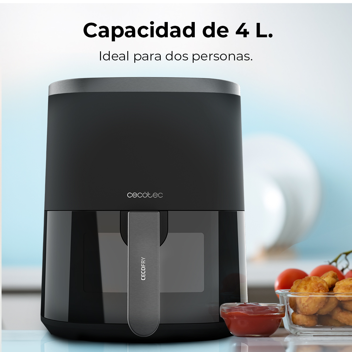 Freidora de aire negra con el texto 'Cecotec', un bol de ketchup, tomates y comida frita sobre un fondo azul claro.