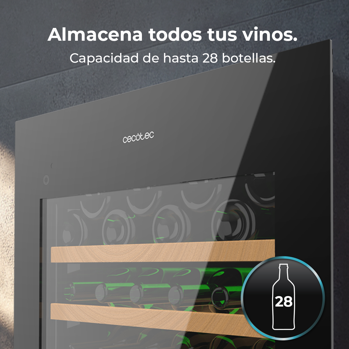 Una cantinetta con capacità di 28 bottiglie. Ha ripiani in legno e porta a vetro. Il marchio è Cecotec.