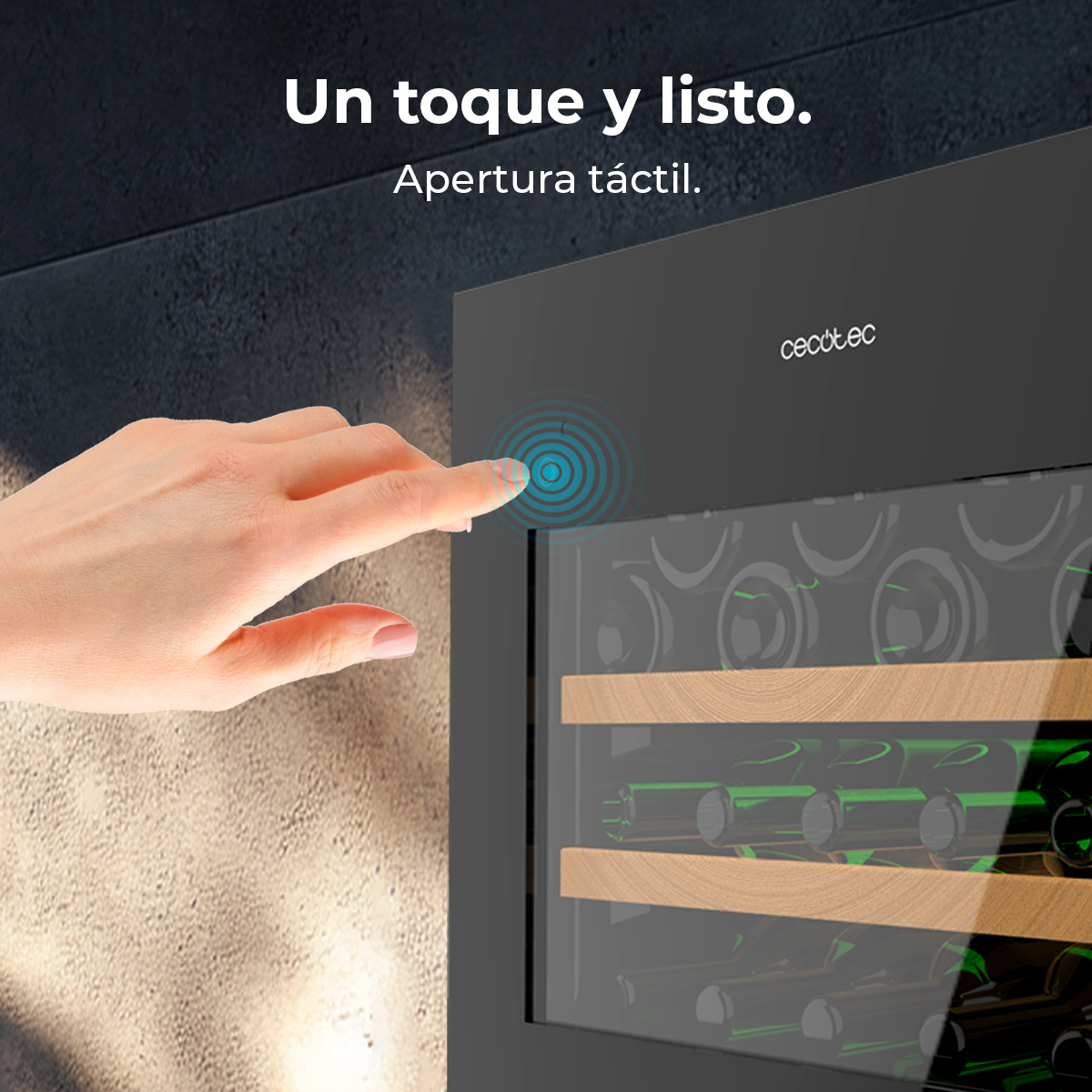 Una mano tocca un frigorifero per vini con funzione touch. Il frigorifero è nero e ha il vetro per vedere le bottiglie all'interno.