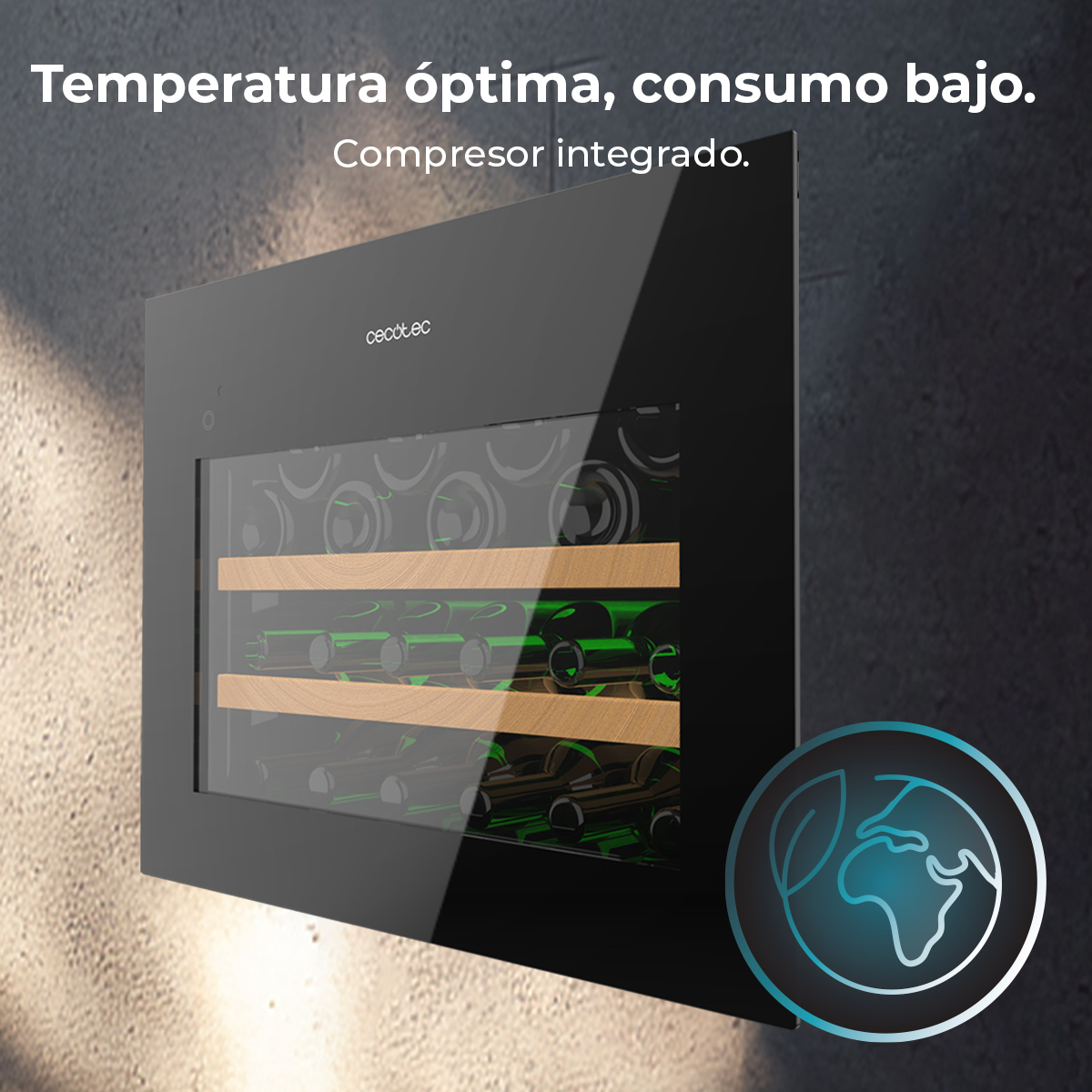 Un refrigeratore per vino nero è montato su un muro. Ha ripiani in legno ed è pieno di bottiglie di vino. Un logo della terra è sulla destra.