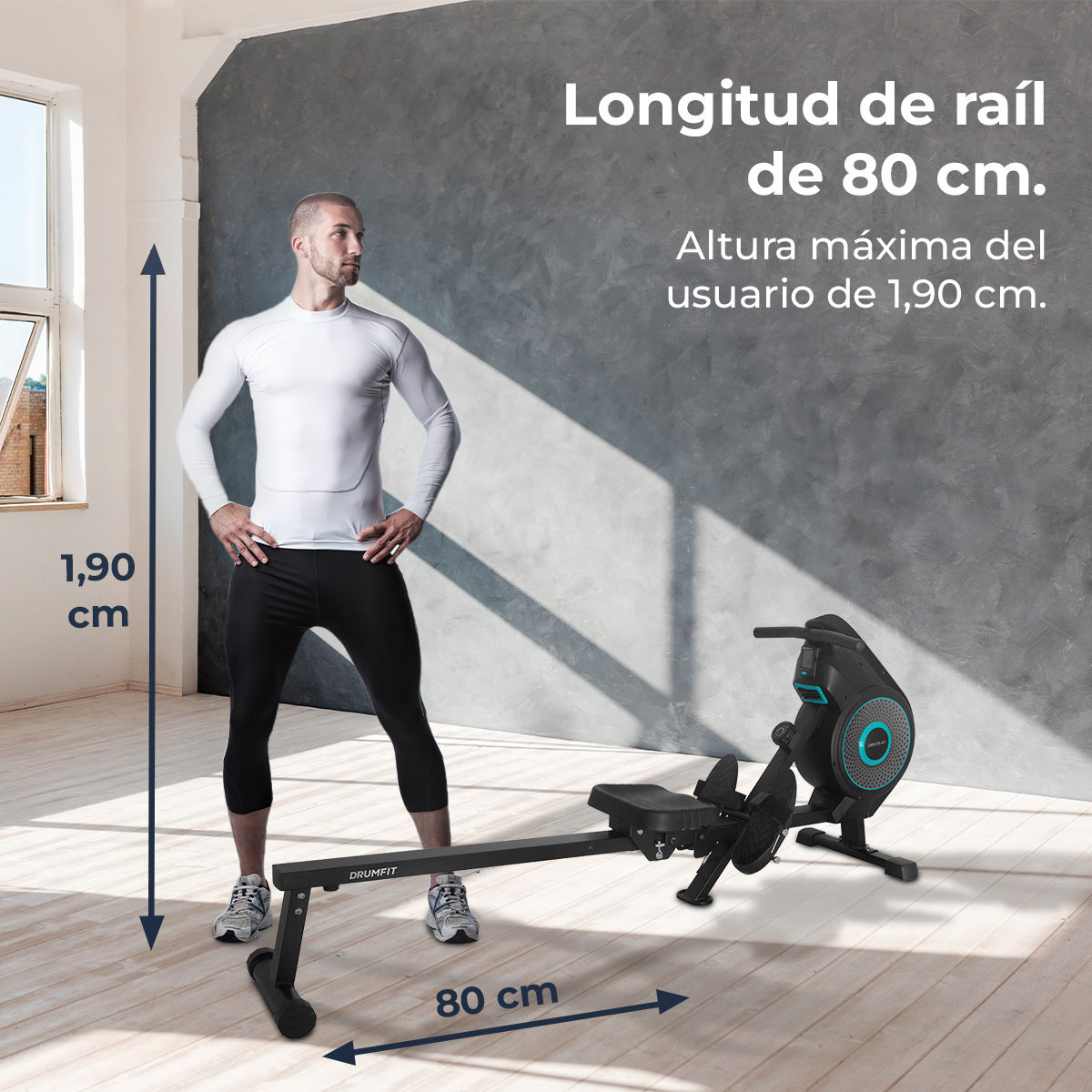 Un uomo è in piedi vicino a un vogatore. Il testo indica una lunghezza del binario di 80 cm e un'altezza dell'utente di 1,90 cm. Il pavimento è in legno.