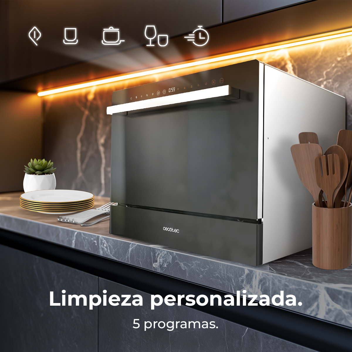 Un lavavajillas compacto en blanco y negro sobre una encimera con platos, utensilios y utensilios de cocina de madera. El texto dice 'limpieza personalizada'.