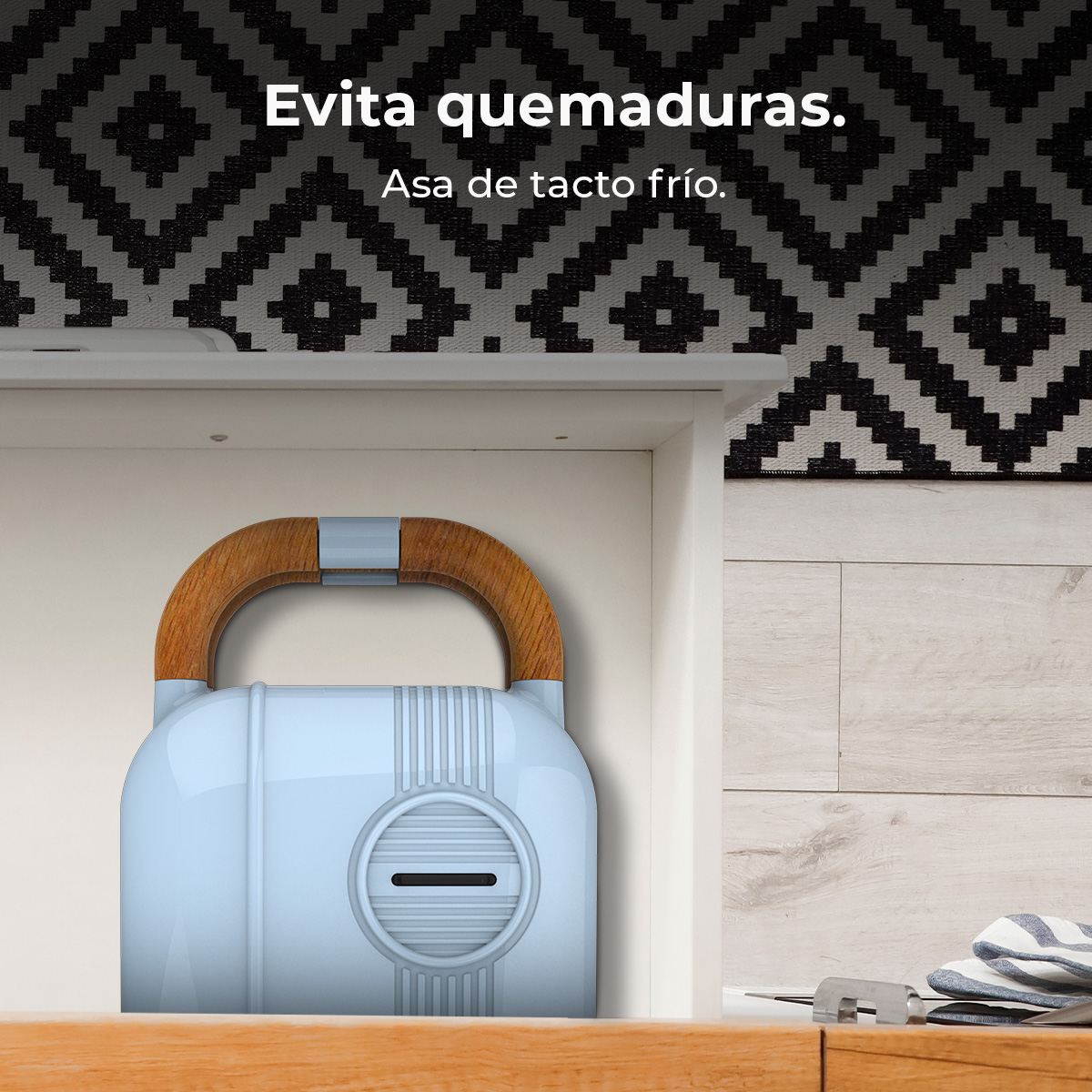 Una tostadora azul claro con asa de madera sobre estante de madera. Alfombra con patrón blanco y negro en el fondo.