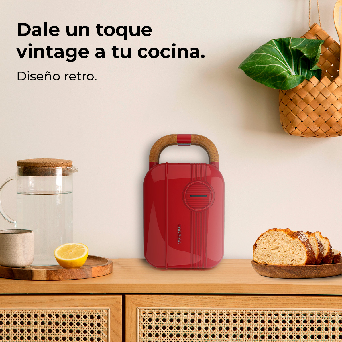 Tostapane retrò rosso con manico in legno su un ripiano in legno. Sul ripiano ci sono anche pane a fette, limone e una brocca di vetro.