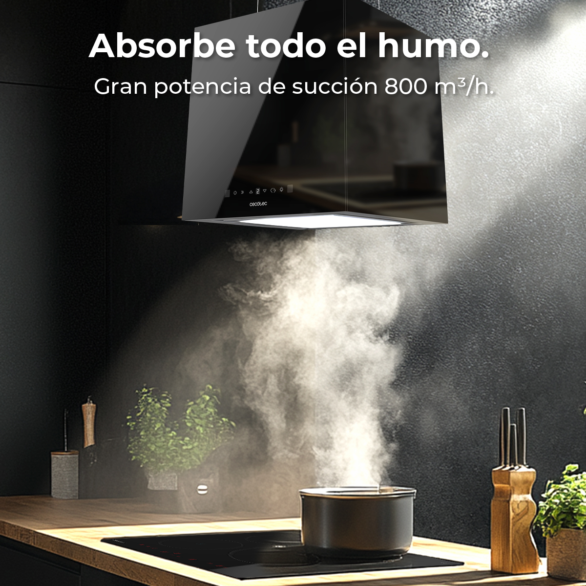 Scena di cucina con cappa nera sopra pentola con vapore. Testo: 'Absorbe todo el humo' e 'Gran potencia de succión 800 m³/h'.