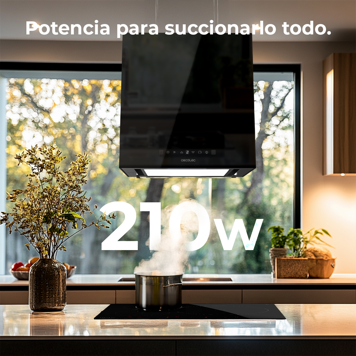 Scena in cucina. Cappa nera sopra un piano cottura con acqua bollente. Un vaso di fiori a sinistra.