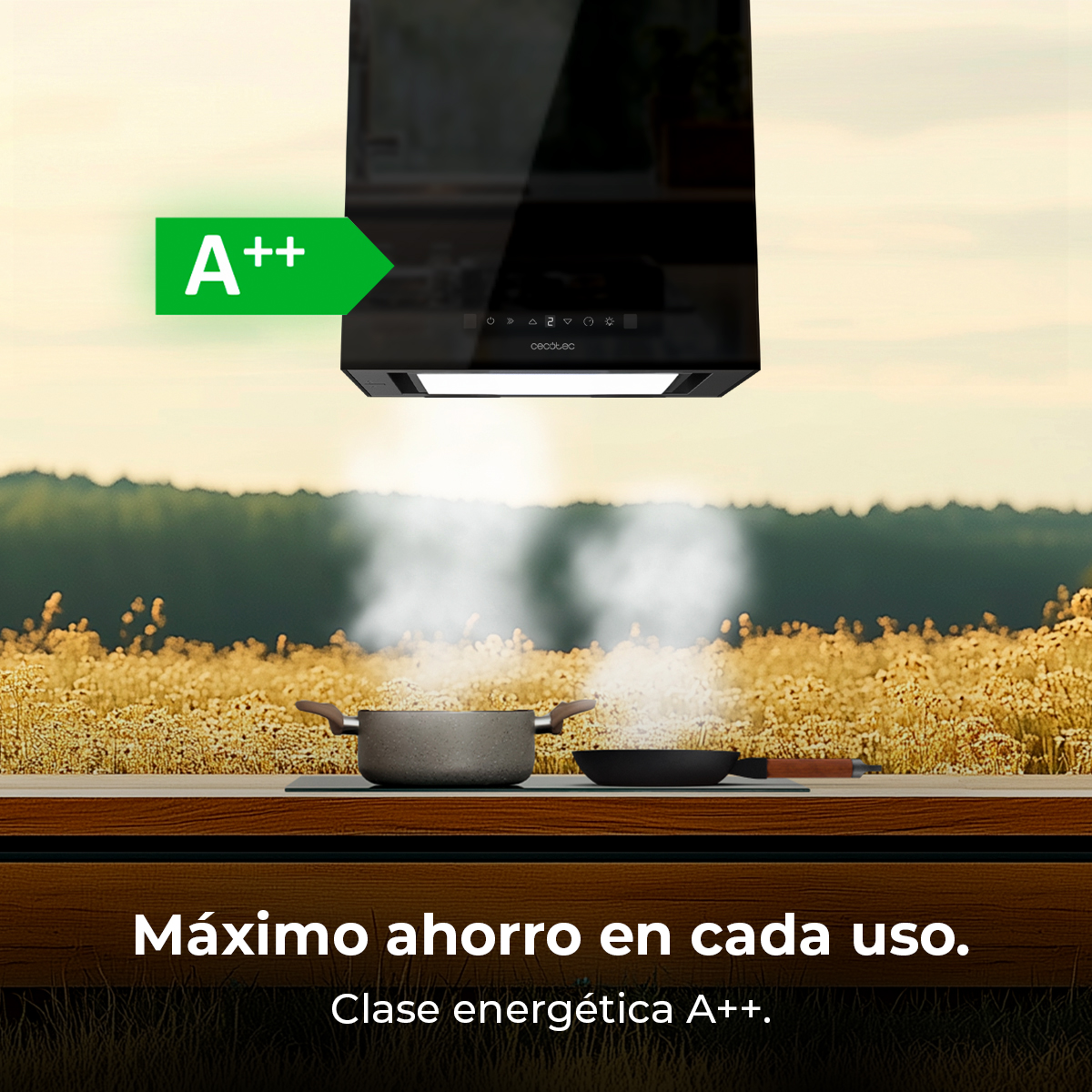 Scena cucina con cappa nera ed etichetta energetica A++ verde. Vapore da padella e pentola su superficie di legno.