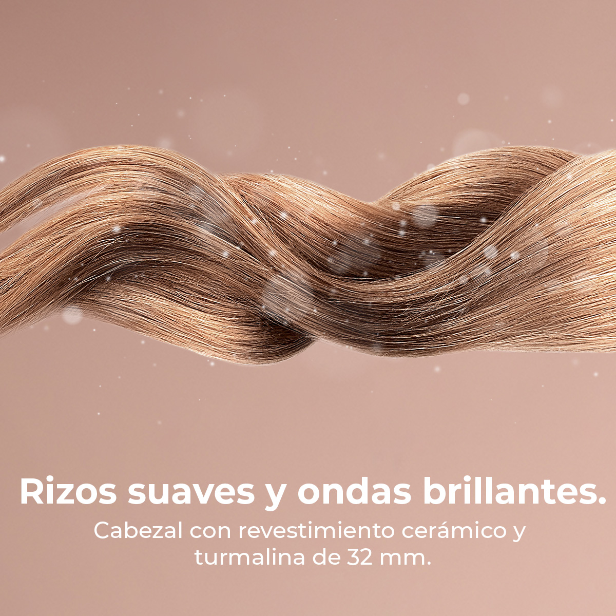 Primo piano di ciocche di capelli ondulati, castano chiaro. Lo sfondo è beige chiaro con particelle bianche. Il testo descrive i capelli.