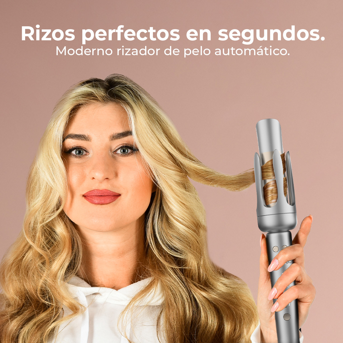 Una donna arriccia i suoi capelli biondi con un ferro arricciacapelli argentato. Indossa un top bianco. Sfondo marrone chiaro.