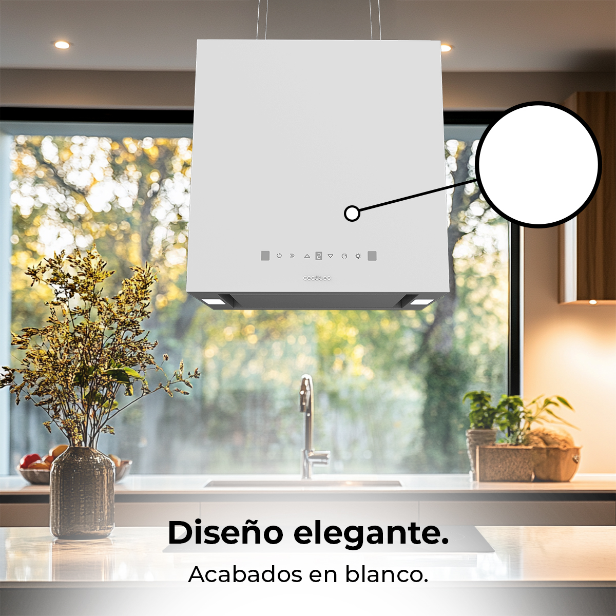 Una campana extractora blanca cuelga sobre una encimera. Una ventana muestra árboles al fondo. Un jarrón con flores está en la encimera.