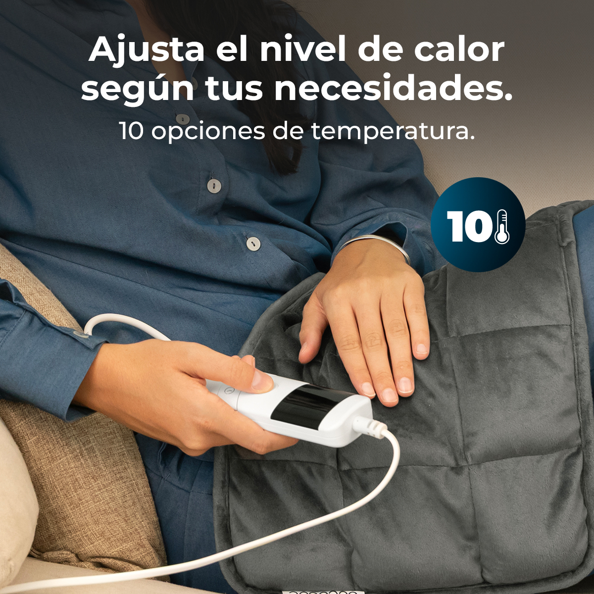 Persona sosteniendo un control blanco, conectado a una almohadilla térmica gris oscuro. Camisa azul, texto en español. 10 opciones.