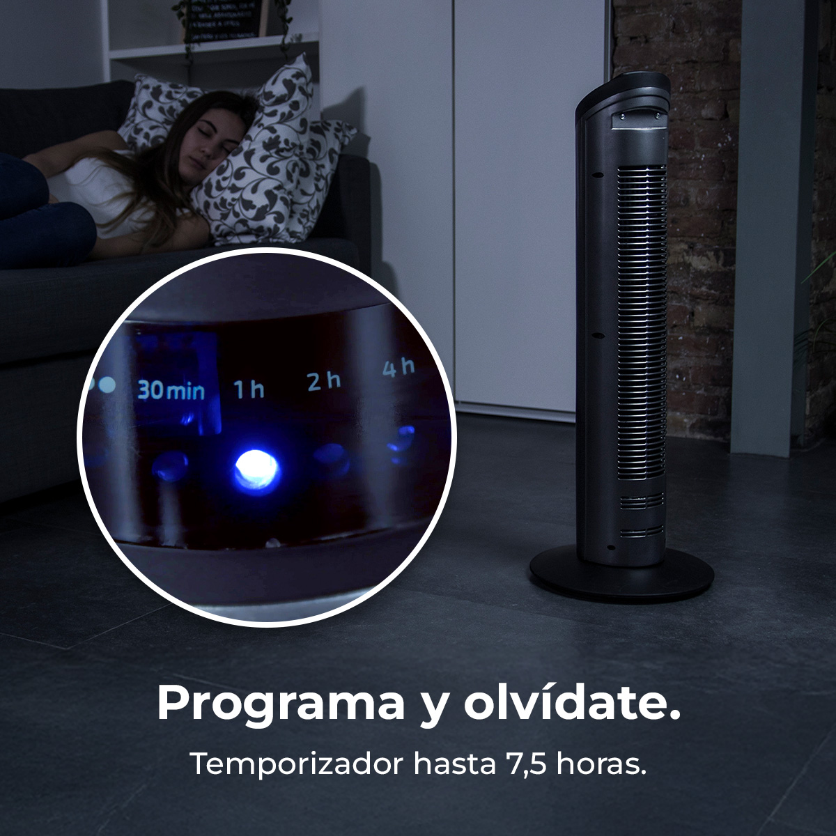 Kobieta śpi na kanapie. Czarny wentylator stoi obok niej. Zbliżenie pokazuje opcje timera, z niebieskim światłem zapalonym na 30 minut.