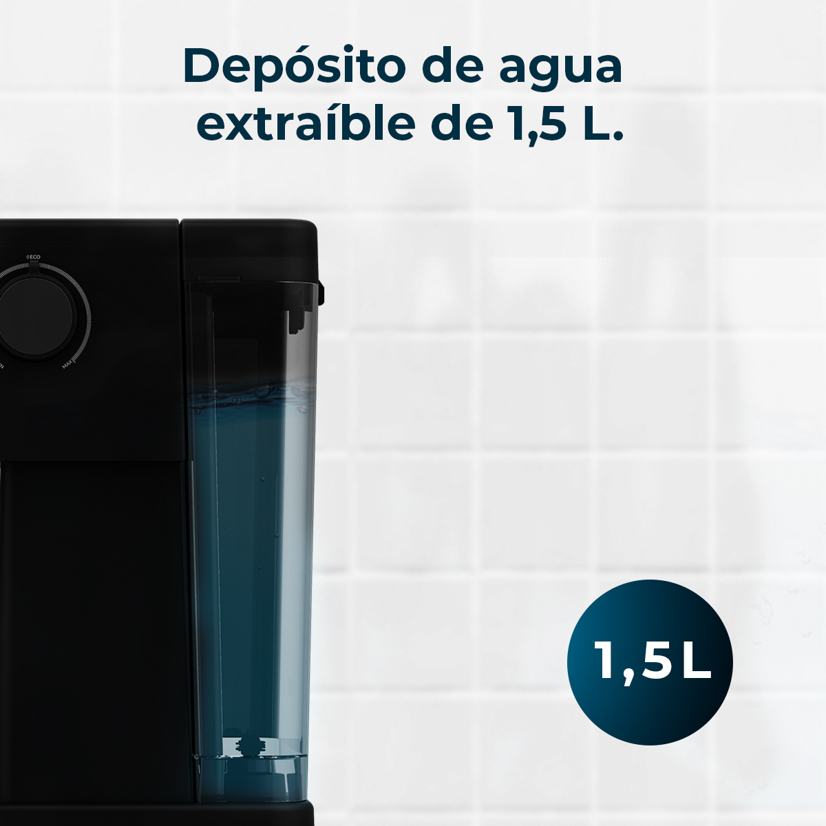 Eine schwarze Kaffeemaschine mit einem transparenten Wassertank, der mit blauem Wasser gefüllt ist, wird angezeigt. Der Text oben ist auf Spanisch.
