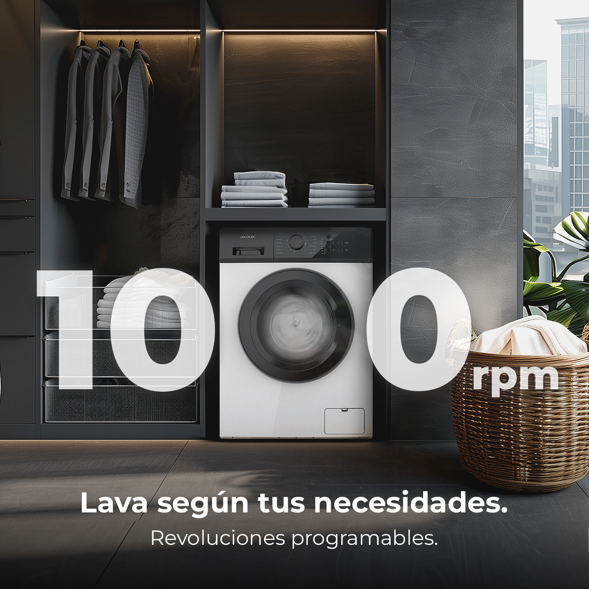 Una lavadora blanca con puerta negra en una habitación oscura. Hay una cesta con ropa y el texto dice '1000 rpm'.