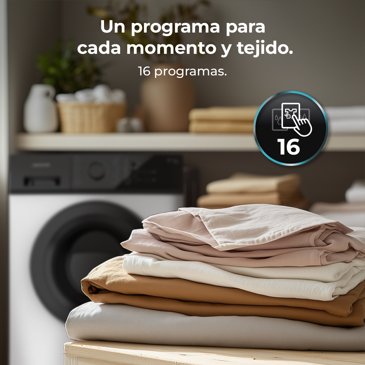 Una pila de ropa de cama doblada en varios colores. Una lavadora en el fondo. Un botón muestra 16 programas.