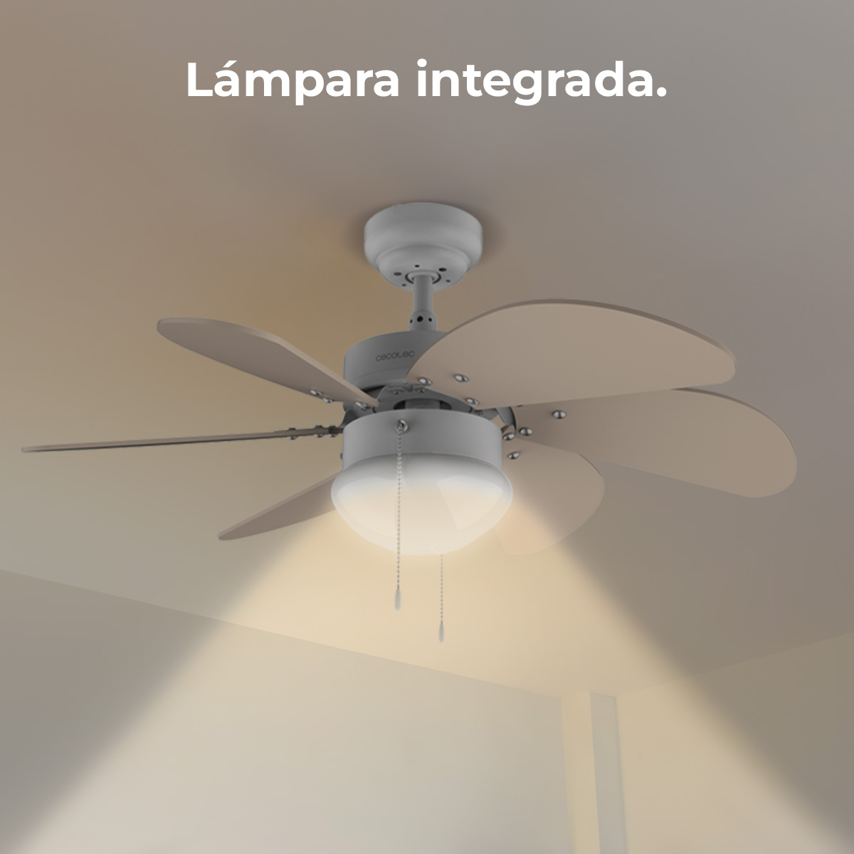 Wentylator sufitowy z wbudowanym oświetleniem. Wentylator ma 5 łopatek i centralną oprawę oświetleniową, która świeci w dół. Tłem jest sufit.