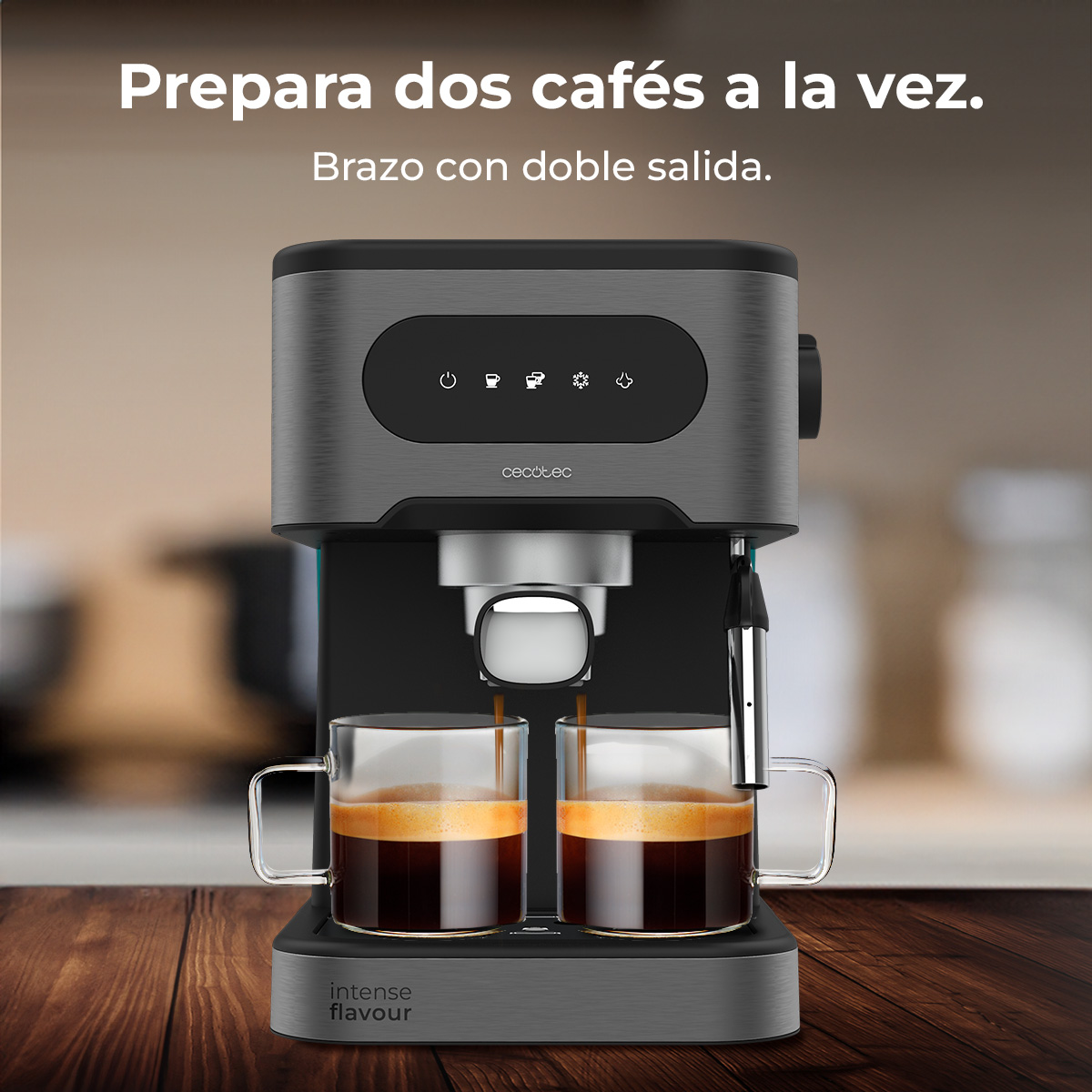 Ekspres do kawy wydaje jednocześnie dwie filiżanki kawy. Maszyna jest ciemnoszara z cyfrowym wyświetlaczem i szklanymi filiżankami.