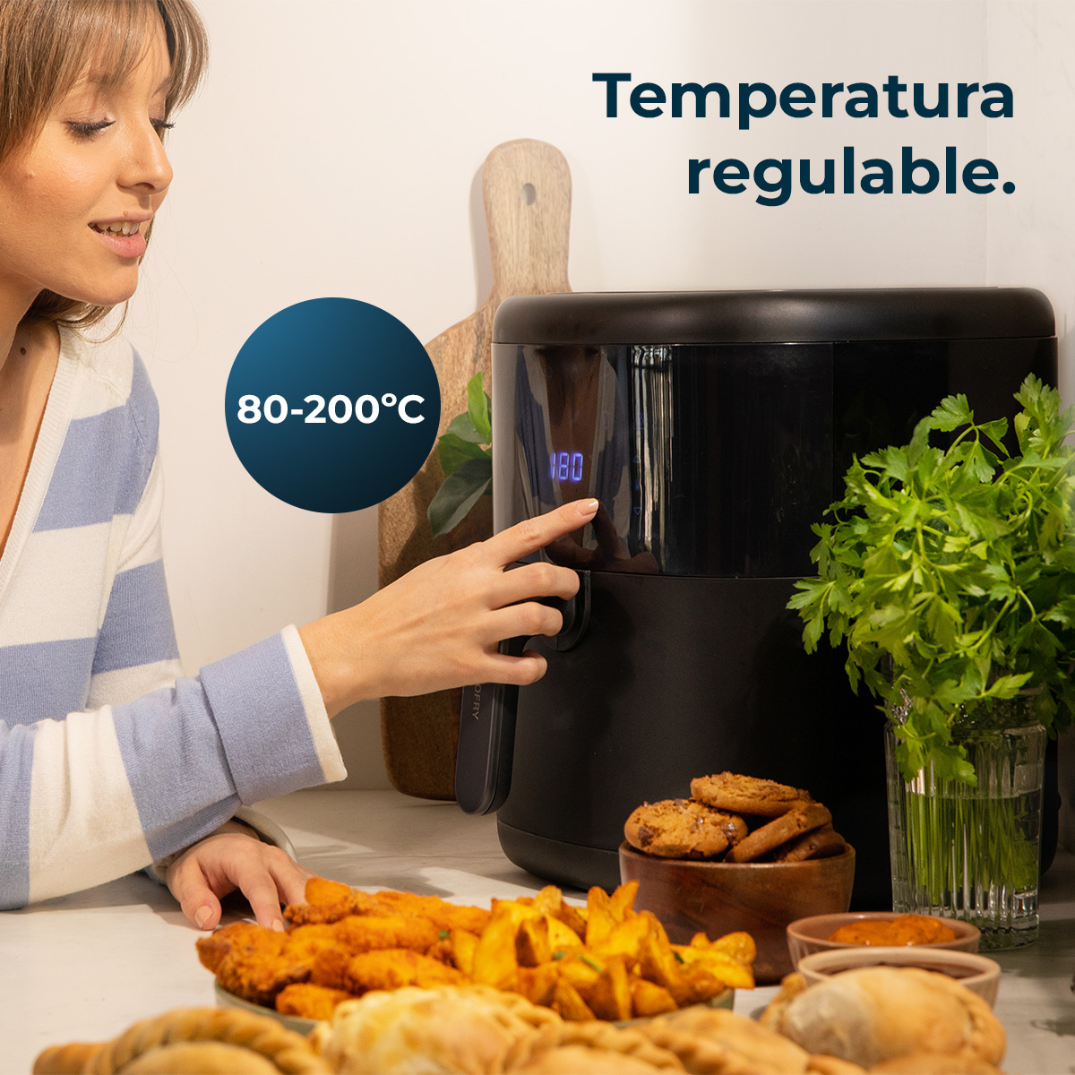 Een vrouw bedient een airfryer. Gerechten met eten staan ervoor. De temperatuur wordt weergegeven als 180°C.