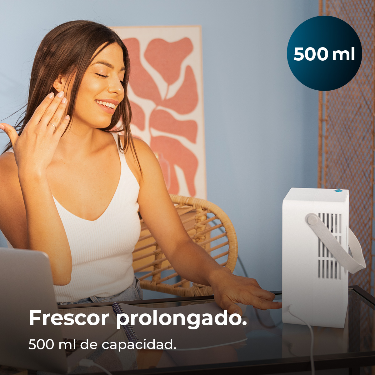 Donna che si tocca il viso, sorridendo vicino a un purificatore d'aria bianco. Testo: 'Frescor prolongado. 500 ml'.