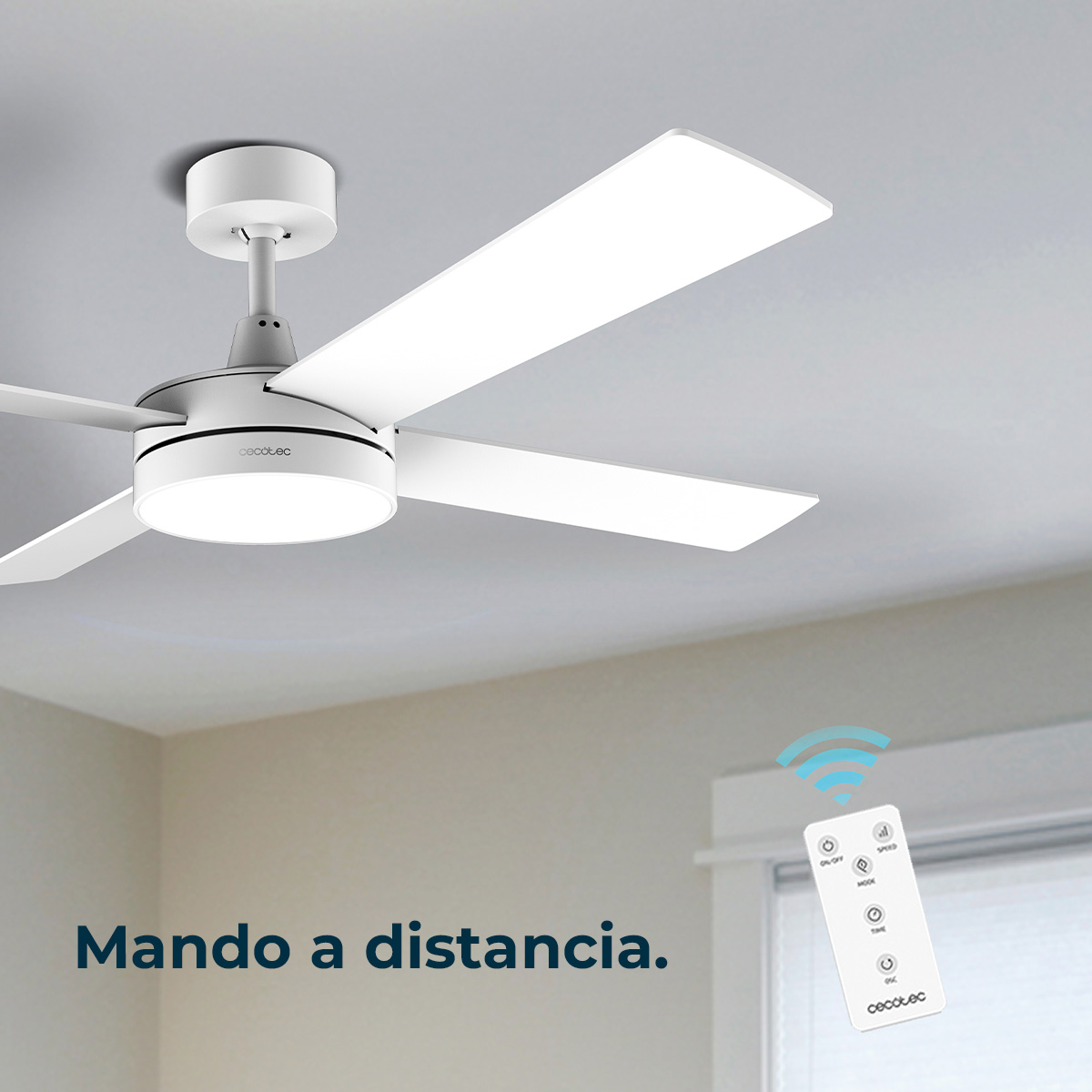 Pokazano biały wentylator sufitowy z czterema łopatkami i światłem. Widoczny jest również pilot, emitujący sygnały.