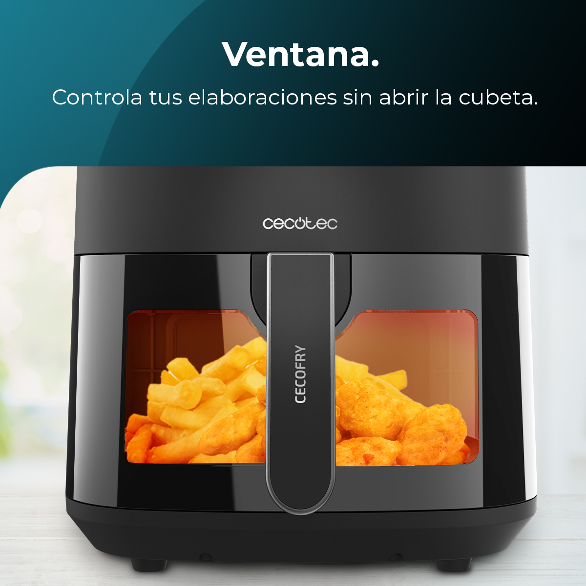 Una freidora de aire negra Cecotec con ventana de vidrio que muestra patatas fritas y nuggets. Texto: Controla tus creaciones sin abrir la cesta.