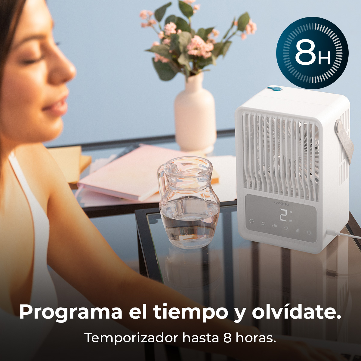 Donna vicino a un ventilatore, una brocca d'acqua e fiori. Il ventilatore mostra 2 e un'icona del timer. Il testo dice: 'Programma il tempo e dimentica'.