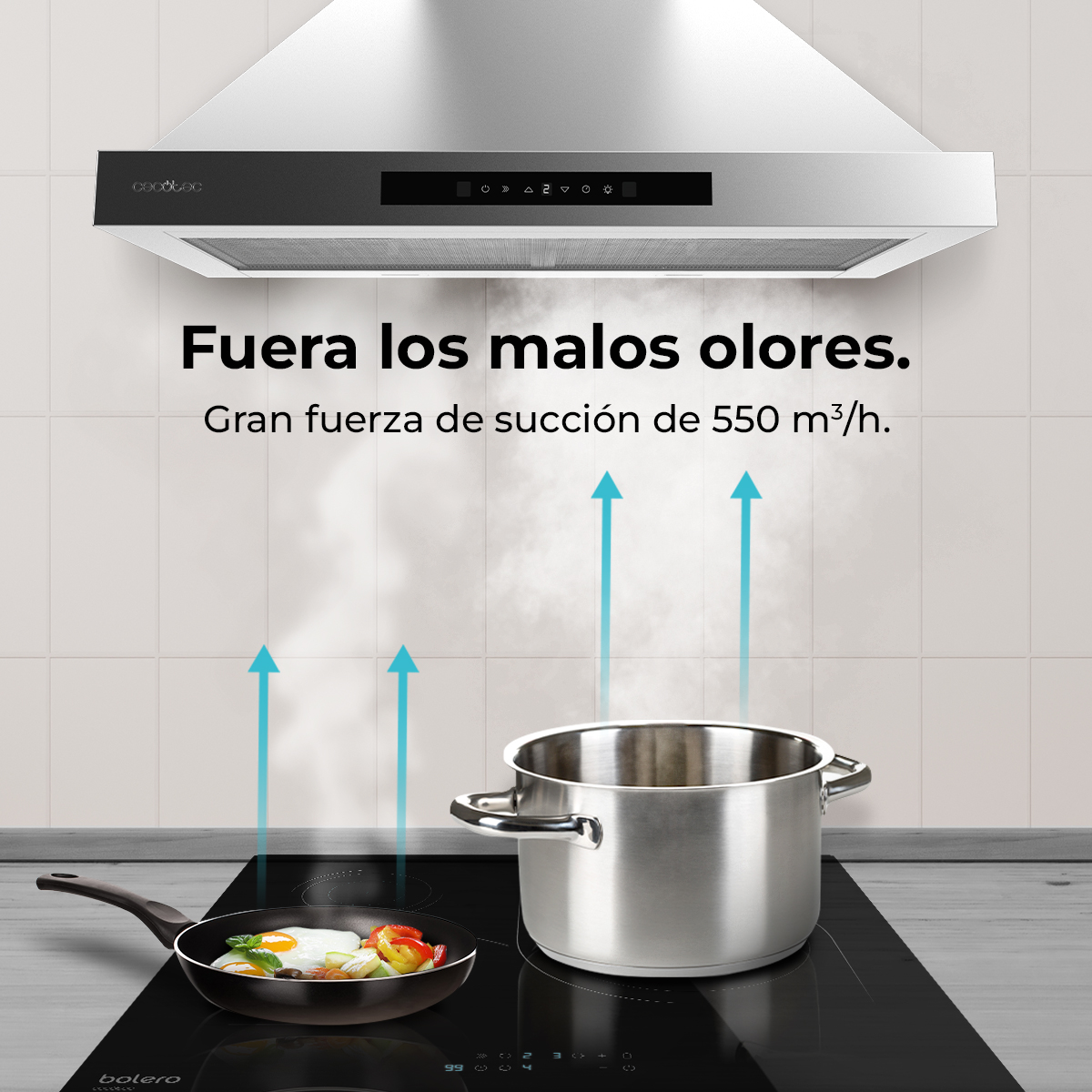 Una escena de cocina con una campana extractora sobre una vitrocerámica negra. Una sartén con huevo y tomates y una olla. Las flechas indican humo.