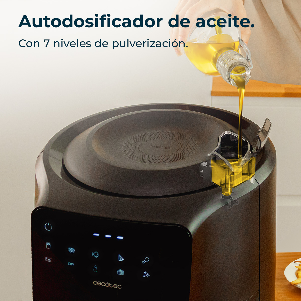 Olej wlewany do czarnej frytownicy. Frytownica ma cyfrowy wyświetlacz i markę Cecotec.