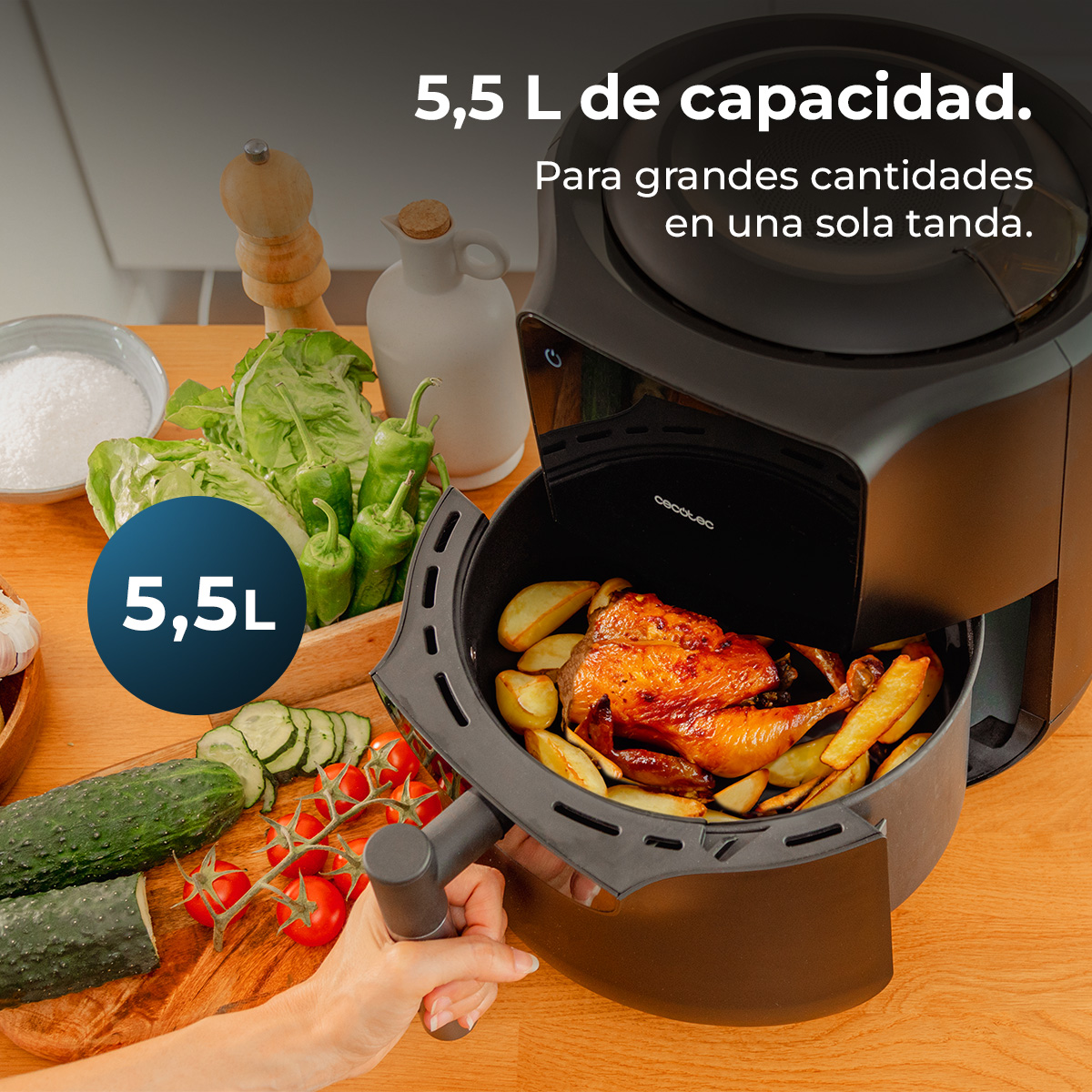 Frytownica powietrzna z pieczonym kurczakiem i frytkami. Warzywa, olej i etykieta pojemności na pierwszym planie.