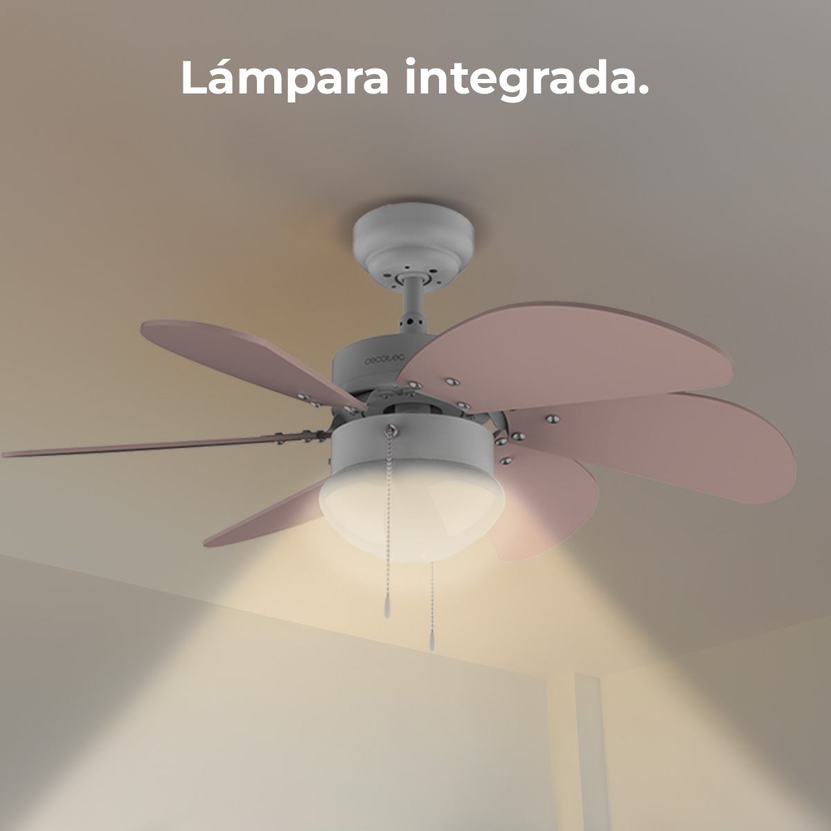 Wentylator sufitowy z różowymi łopatkami i zintegrowanym światłem. Wentylator jest zamontowany na suficie ze światłem skierowanym w dół.