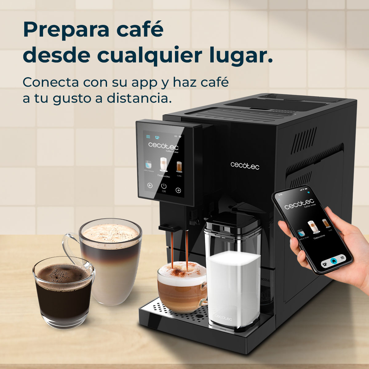 Una cafetera negra con pantalla táctil. Una mano sostiene un teléfono con la app. Hay tres tazas de café y un recipiente de leche.