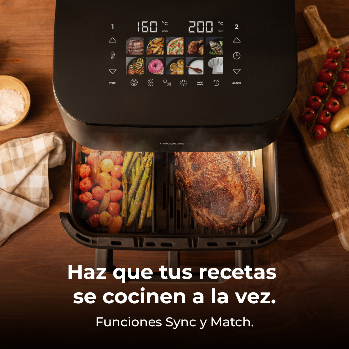 Una friggitrice ad aria con cibo dentro, tra cui asparagi e carne. Il pannello di controllo mostra le impostazioni. Testo: 'Sync e Match'.